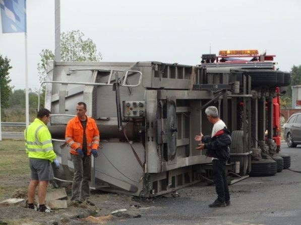 Гондола със старозагорска регистрация не успя да вземе плавен завой
