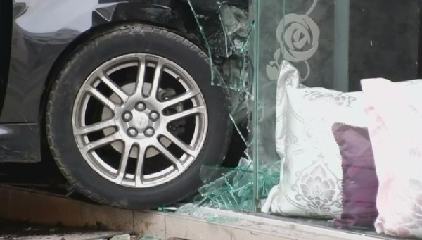 Автомобил се вряза между търговски обект за зеленчуци разположен близо