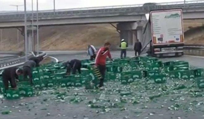 ТИР изсипа бутилки с бира на магистрала Струма Инцидентът е