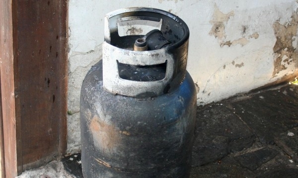 Техническа неизправност в газова бутилка предизвикала пожар в къща в