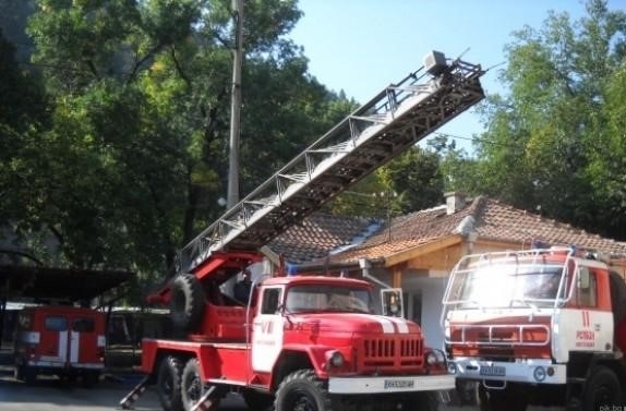 Фургон и пристройка към хотел горят във Велинград Пожарът е