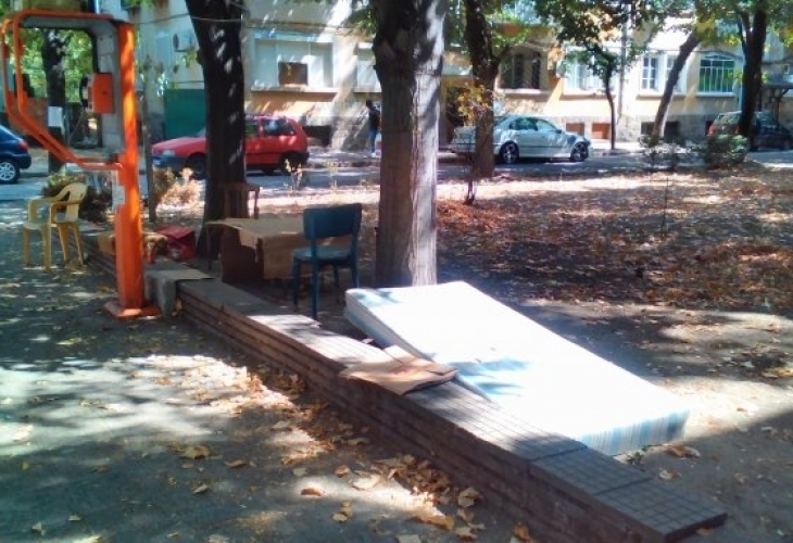 Нахална проститутка превзе квартална градинка и си спретна в нея