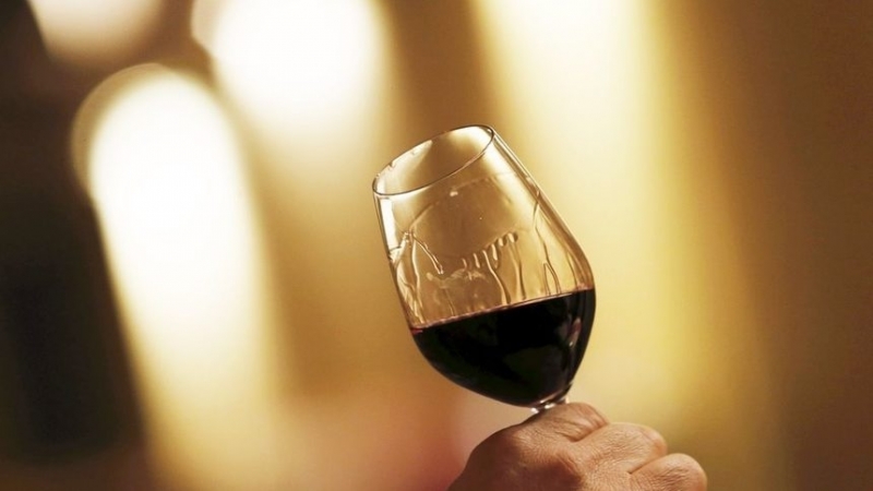 Любителите на червеното вино може би се чувстват по млади и