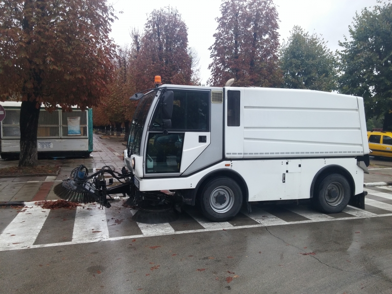 От началото на седмицата служители на Общинско предприятие Чистота хигиенизират