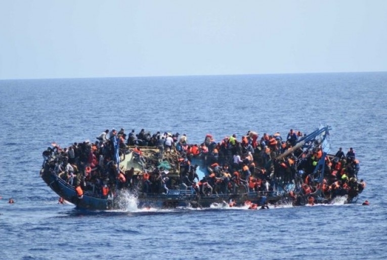 Повече от 100 мигранти са в неизвестност след потъване на