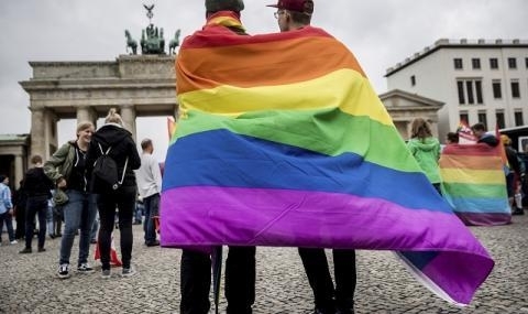 В Берлин днес беше сключен първият хомосексуален брак в историята