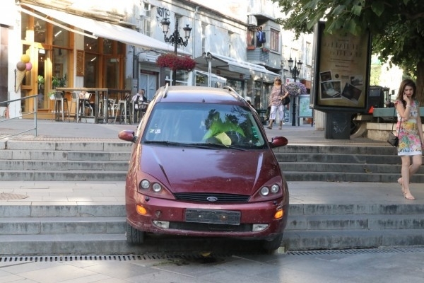 Лек автомобил Форд осъмна паркиран тази сутрин на стълбите на