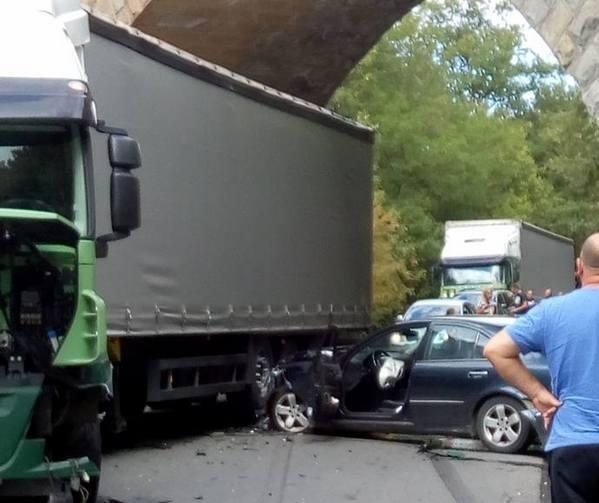Лек автомобил мерцедес се заби в ТИР по стария път