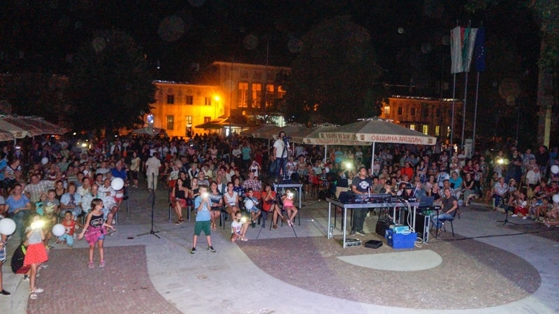Стотици жители и гости на Мездра изпълниха централния площад България