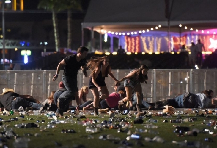 Това е ужасяващият момент в който нападател откри огън по