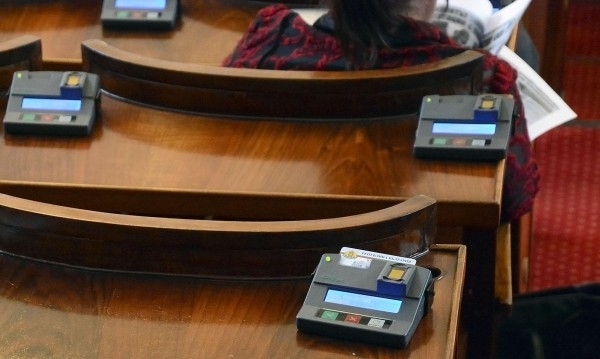 Системата за гласуване в парламента се бъгна Пултовете с които