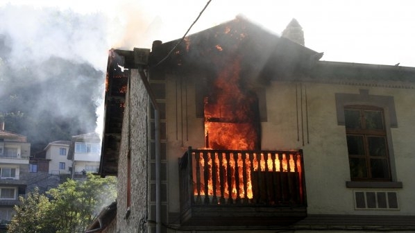 Наследствената къща на ексдепутата Стефан Кенов в град Карнобат едва не изгоря