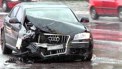 Мъртво пиян младеж е размазал лъскавото си Ауди в Монтана