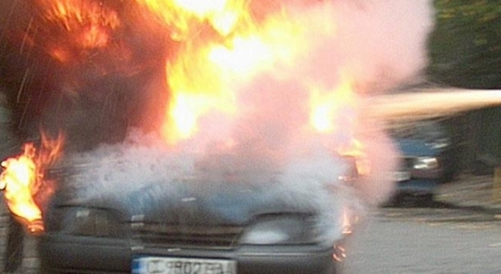 Кола е пламнала на паркинг в София. Инцидентът е станал