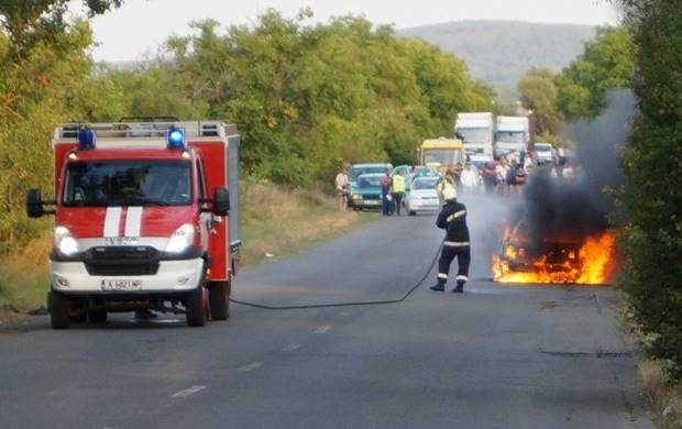 Лек автомобил БМВ е избухнал в пламъци вчера на магистрала
