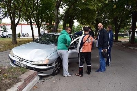 Лек автомобил Пежо 406 се удари в дърво в района