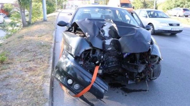 Служители на пожарната от Пловдив са рязали колата за да