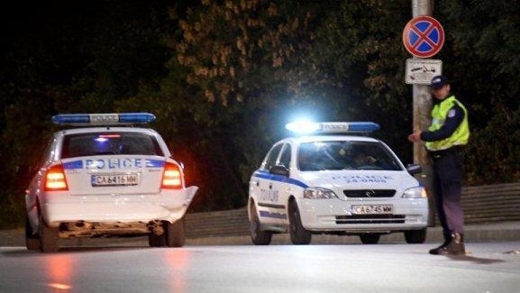 Таксиметров шофьор блъсна полицейски автомобил на на столичния булевард Черни