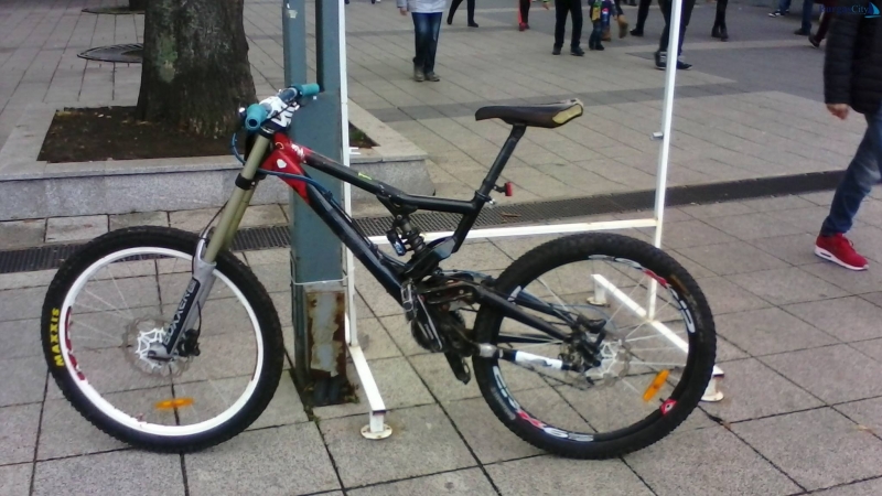 Две хлапета задигнали колело оставено пред казино във Враца съобщиха