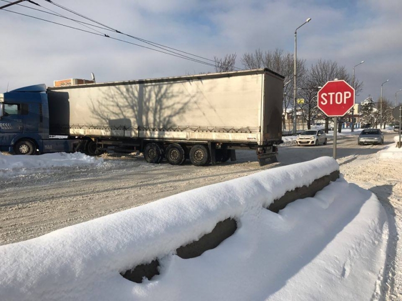 Снежен ад без край! ТИР затапи възлов булевард във Враца