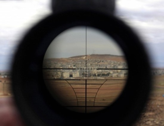 Най малко 28 цивилни са убити след въздушни удари в