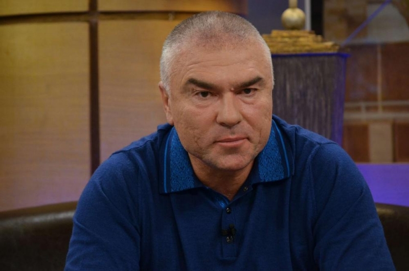 Държавата се управлява по схемата на три тройки Трите