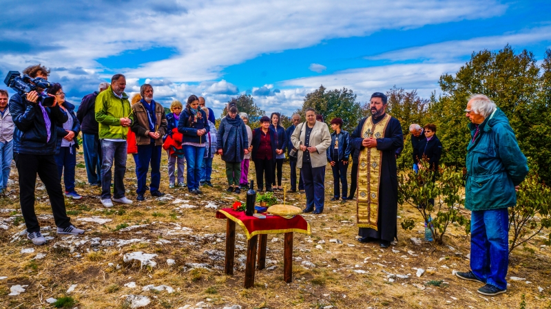 Осветиха кръста слънце който преди месец беше издигнат в мездренското