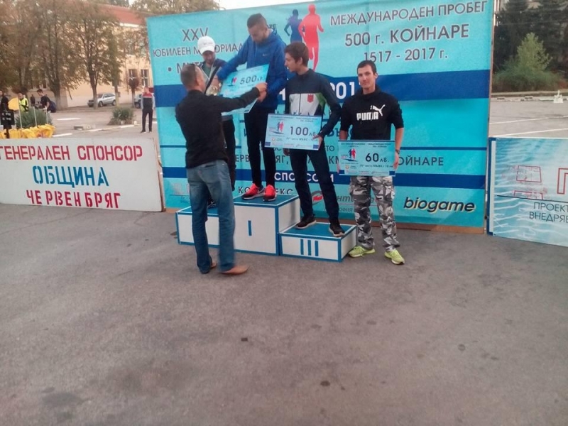 Шест отличия два златни един сребърен и три бронзови