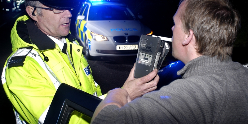 Преповтаря се редовния сценарии за шофьор дръзнал да седне зад