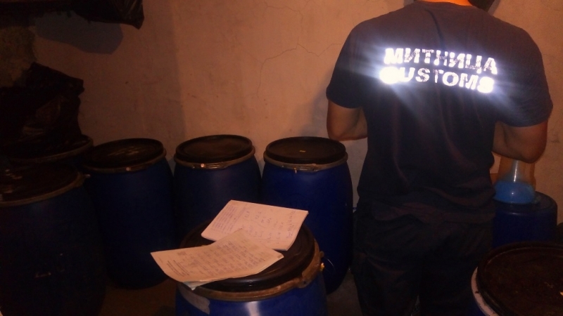 543 2 литра наливен алкохол в бидони и пластмасови бутилки откриха