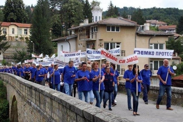 Работници от монтанския завод Емко излизат на протест пред парламента