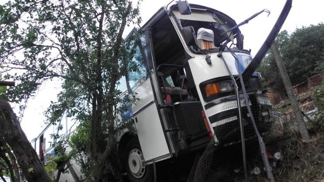 Седем човека са били ранени след като автобус се е