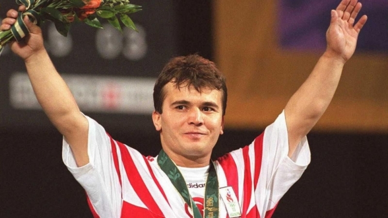 Великият щангист Наим Сюлейманоглу изглежда се е предал в битката