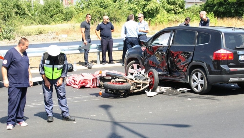 Лек автомобил и мотоциклет са се ударили на Е 79 Симитли