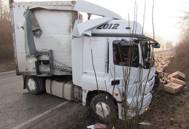 Двама души са загинали при катастрофа между два тежкотоварни автомобила