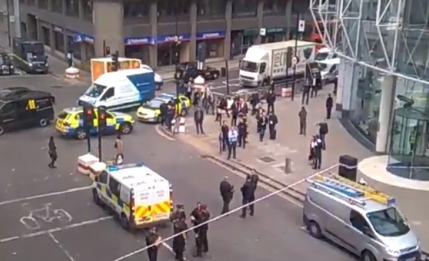 Улица Ливърпул в Лондон е евакуирана Има заграждения и въоръжена