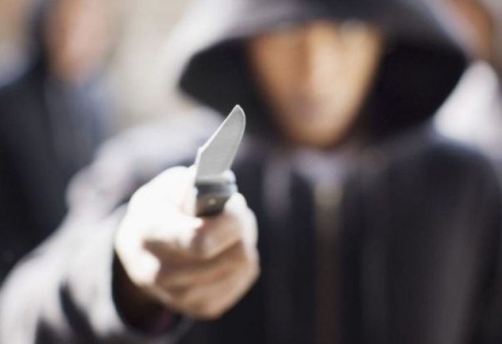 Охранител е бил нападнат с нож в центъра на София