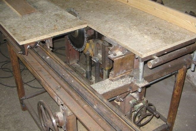 Мъж е с опасност за живота след трудова злополука в