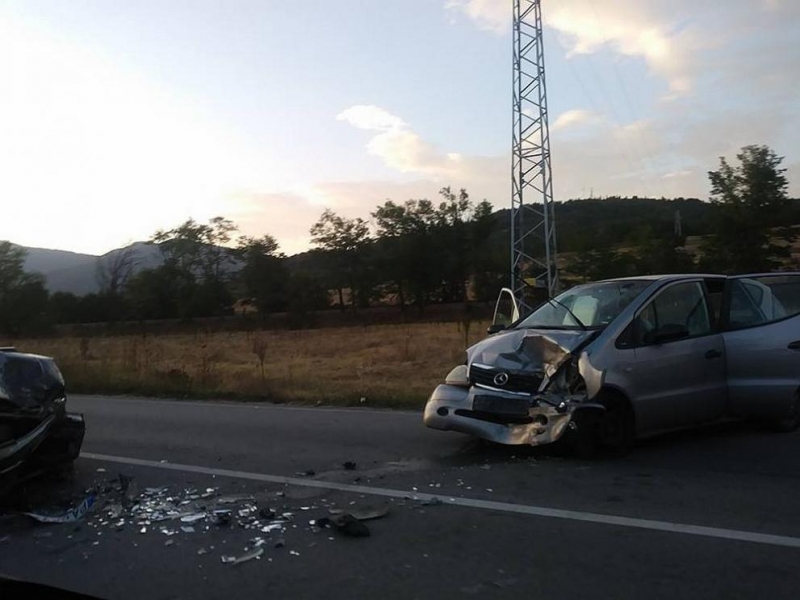 Две жени и две деца са ранени при челен удар