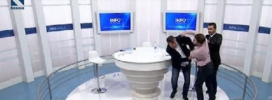 Двама депутати от косовския парламент се сбиха на живо в