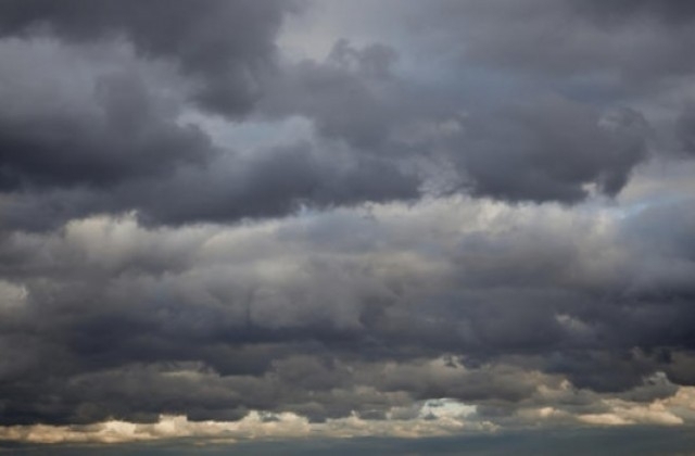 Днес ще преобладава облачно време на места със слаби превалявания