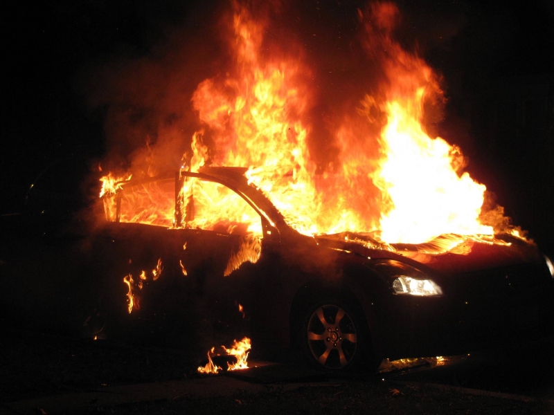 Лек автомобил избухна в пламъци в квартал Кършияка Огънят е