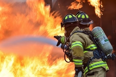 Почиващи български пожарникари се включили в потушаването на пожара на