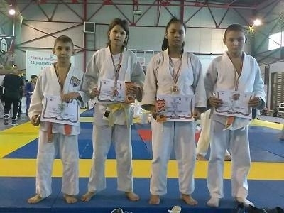 С един сребърен и три бронзови медала се завърнаха възпитаниците