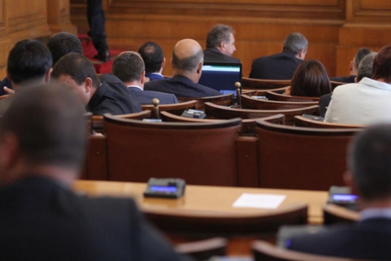 Депутатите заседаваха едва 17 минути днес преди парламентарния контрол Причината е липса