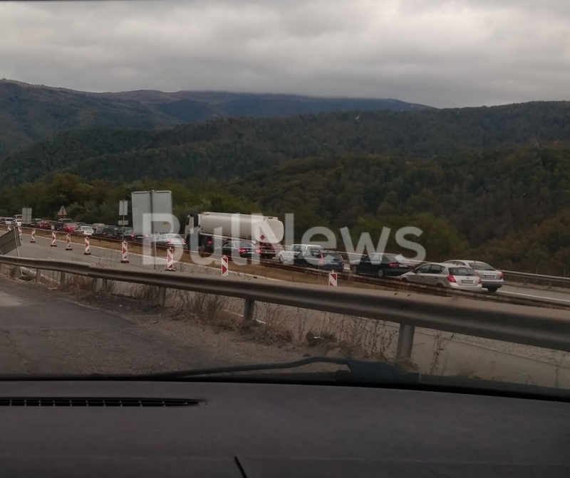 Няколко километра тапа задръства движението по магистрала Хемус Тя се