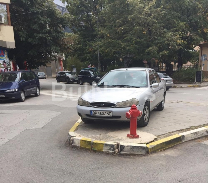 Неправилното паркираните коли във Враца отдавна не са нещо което