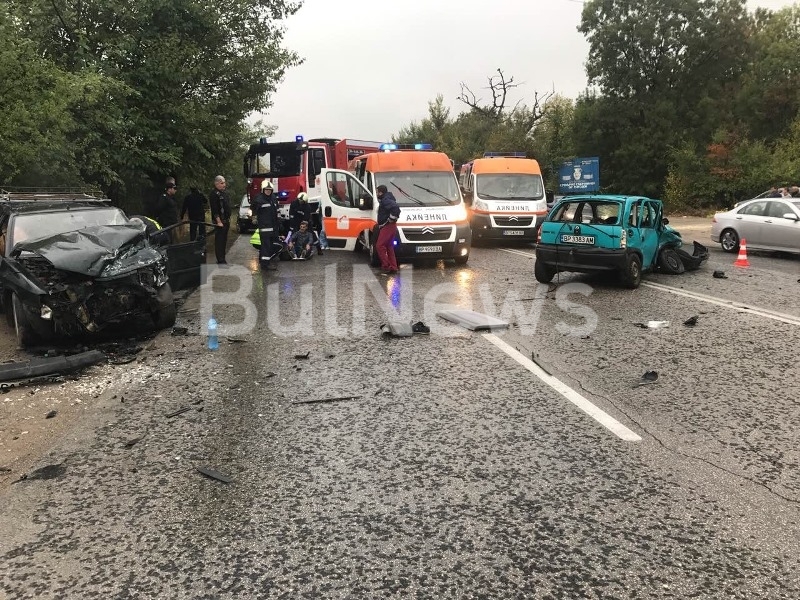 Тежка катастрофа е станала преди минути на пътя между Враца