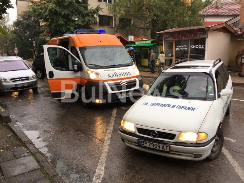 Възрастен човек е паднал до кола на Паркинги и гаражи