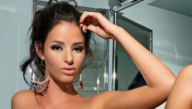 Голата Джулейн прави всичко възможно да вдигне температурите /18+/